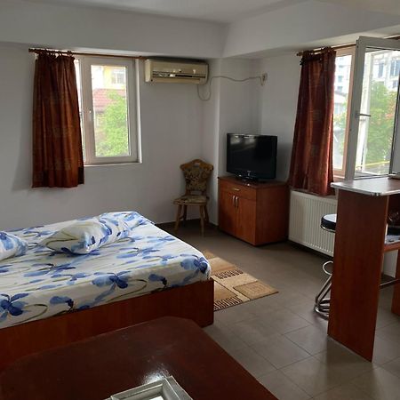 Quiet Garden Ground Floor Apartman Bukarest Kültér fotó